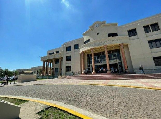 Envían a prisión a un agente acusado de participar en asalto a una mujer en Santiago
