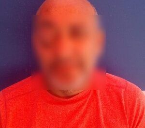 PN apresa hombre con alegados problemas mentales que irrumpió violentamente en iglesia de Higüey y agredió a varios feligreses.