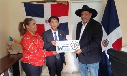 El embajador de Japón en República Dominicana visita la Alcaldía de Dajabón