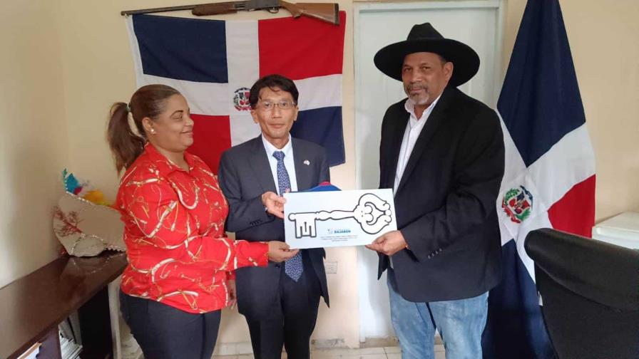 El embajador de Japón en República Dominicana visita la Alcaldía de Dajabón