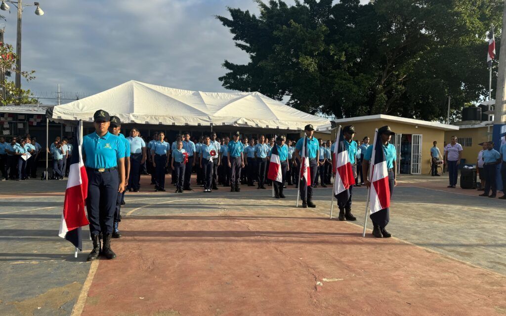 Policía Judicial NNA participa en izada de bandera en el Centro Educativo Josefa Perdomo en SDE