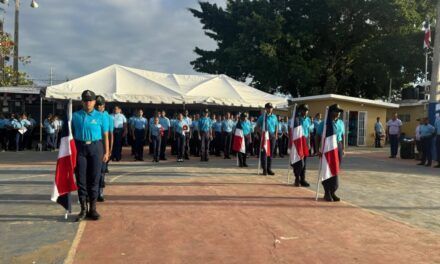 Policía Judicial NNA participa en izada de bandera en el Centro Educativo Josefa Perdomo en SDE