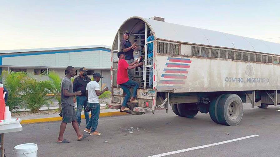 Migración informa que detuvo a 1,255 haitianos con estatus irregular en un solo día
