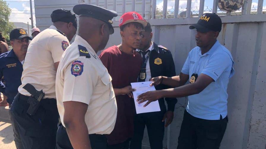 Migración entrega a autoridades haitianas presunto miembro de la banda armada «Canaán»
