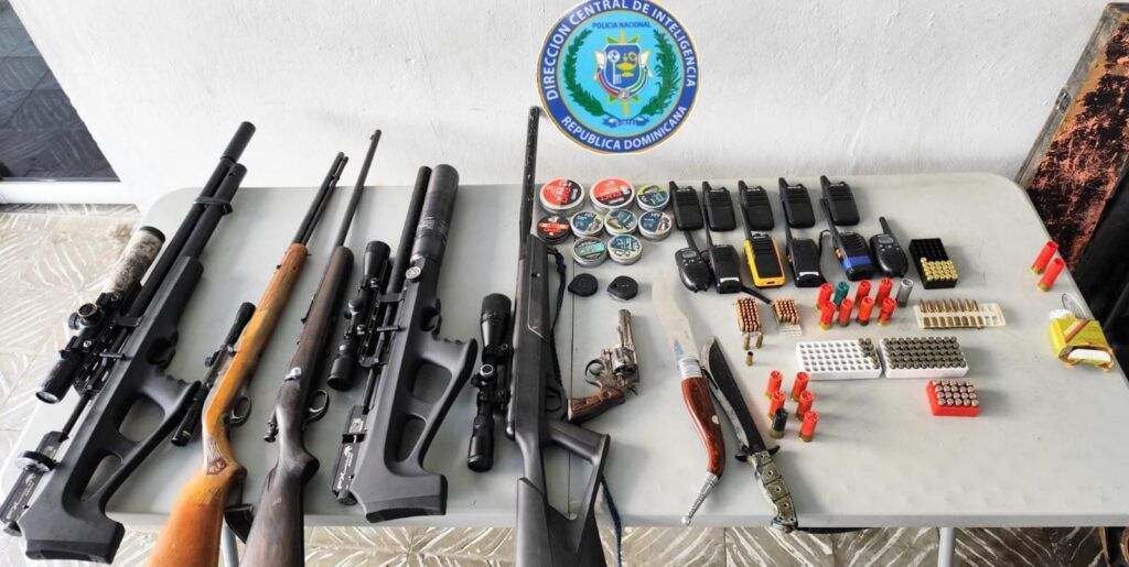 Policía apresa a hombre con arma de fuego ilegal, municiones y equipos ilícitos en Paraíso, Barahona