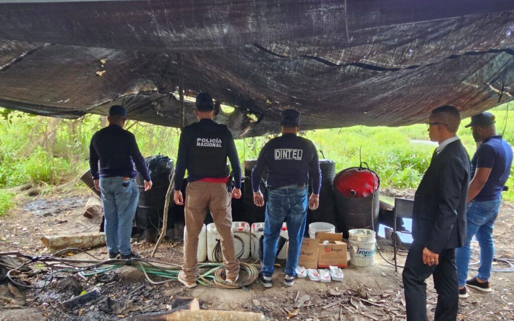 DINTEL y Ministerio Público desmantelan cuatro laboratorios clandestinos de alcohol adulterado en Monte Plata