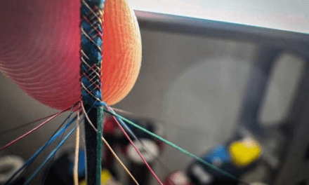 Ordenador de fibra e integrable en ropa