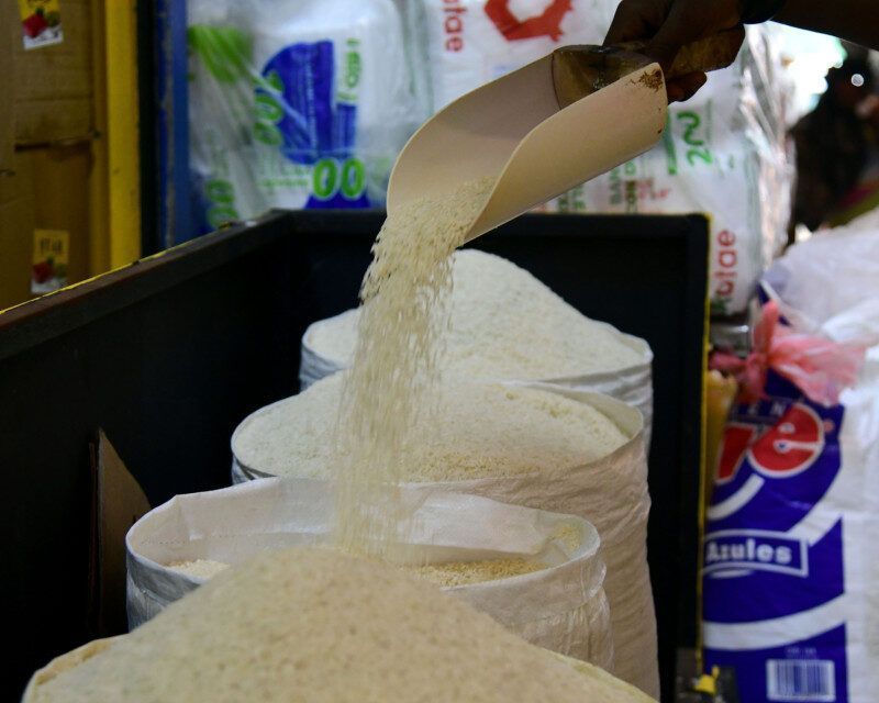El arroz está “caro” en colmados y mercados, dicen vendedores