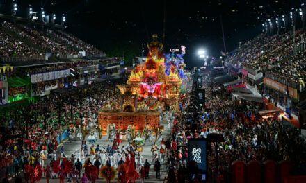 Rio arranca sus desfiles de un Carnaval que late al ritmo del Óscar