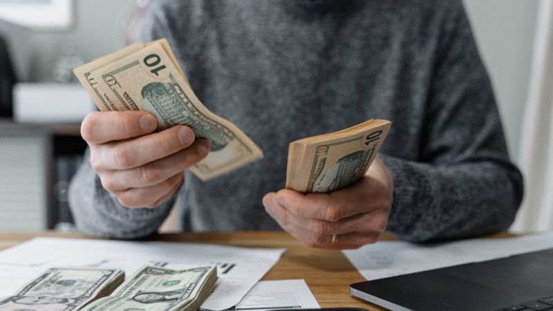 Fluctuación del dólar se debe a incertidumbre global, dice el gobernador del Banco Central