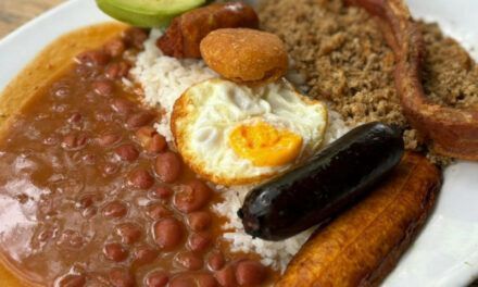 Medellín, Colombia: pasear en teleférico antes de comer bandeja “paisa”