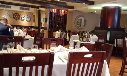 Almorzando en SD: “El menú es una enciclopedia” dice el camarero