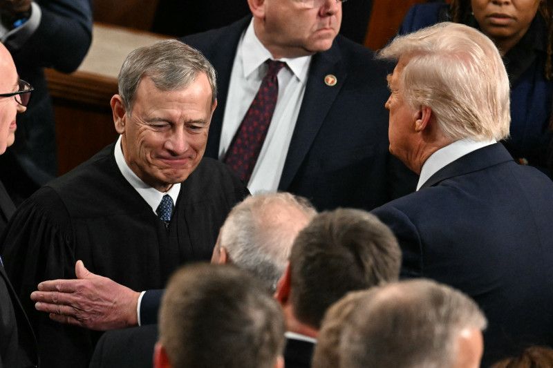 El juez John Roberts rechaza una orden de Donald Trump