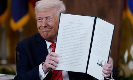 Trump ordena desmantelar el Departamento de Educación