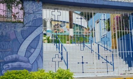 En Comuna 13, Medellín: un muro en la calle muestra fotos de desaparecidos