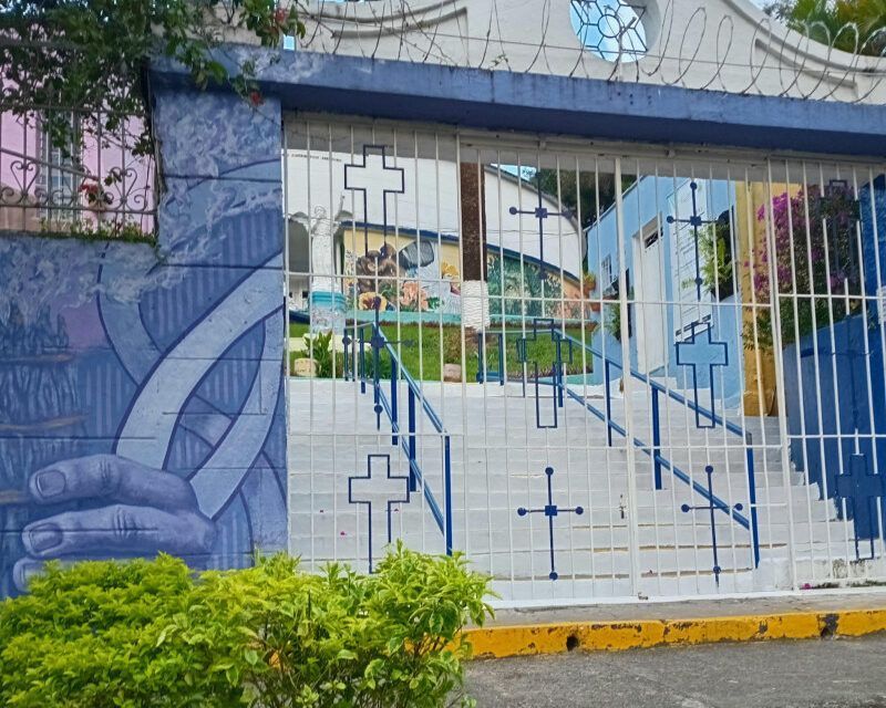 En Comuna 13, Medellín: un muro en la calle muestra fotos de desaparecidos
