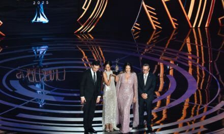 Zoe Saldaña recibe el Gran Soberano que Acroarte otorga por primera vez a una actriz