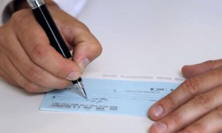 Instituciones del Gobierno “prueban” su nómina pagando con cheques