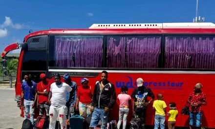 Detienen camionero y conductor de autobús por transportar haitianos indocumentados
