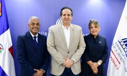 Ministro de Salud, Víctor Atallah, juramenta a dos nuevos viceministros