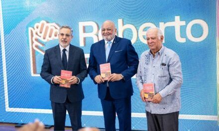Roberto Fulcar pone en circulación su libro “Mi compromiso con la educación”