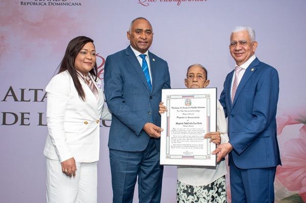 Senado de la República rinde homenaje a Doña Altagracia de la Cruz García, “Tarara”