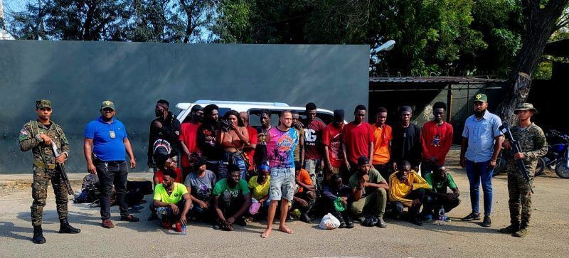 Interceptan yipeta con 23 haitianos indocumentados en Valverde
