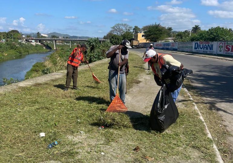 Brigadas acondiciona pequeño malecón de Nigua, San Cristóba