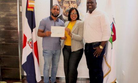 Alcaldía de San Cristóbal entrega cheque por RD$78,500 para representación en el Desfile Nacional del Carnaval