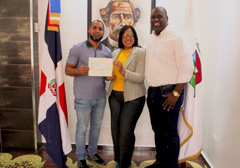 Alcaldía de San Cristóbal entrega cheque por RD$78,500 para representación en el Desfile Nacional del Carnaval