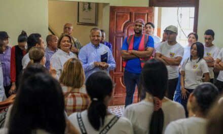Estudiantes de La Vega y San Cristóbal son recibidos por el alcalde Nelson De La Rosa
