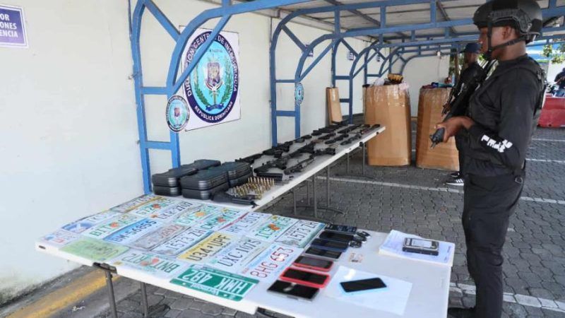 Autoridades apresan dos personas y desmantelan en Baní una red de tráfico internacional de armas