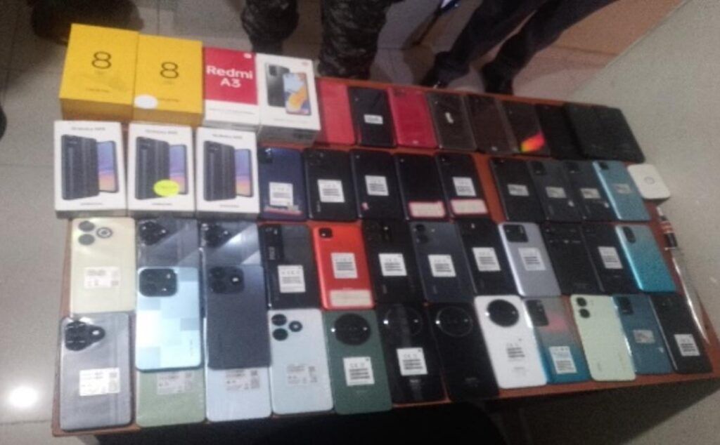 Policía informa fue resuelto desde 1 de marzo asalto a tienda de celulares en SDE; autores cumplen medidas de coerción