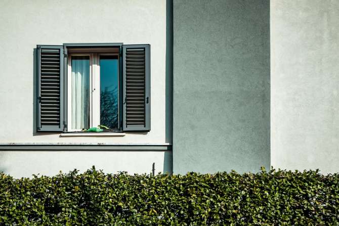 El silencio, la luz y el ahorro: lo que unas buenas ventanas de aluminio pueden hacer por tu casa