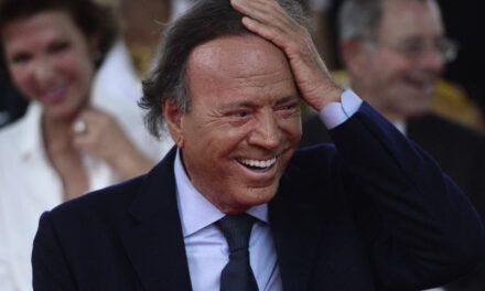 Julio Iglesias responde risueño a rumores: «A la gente le encanta hablar, y a mí me encanta que hablen»