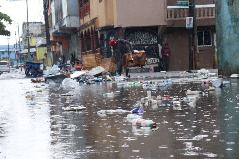 Villas Agrícolas con calles intransitables y repletas de basura