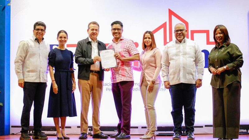 Entregan RD$215 millones en créditos a microempresarios de Santo Domingo Este*