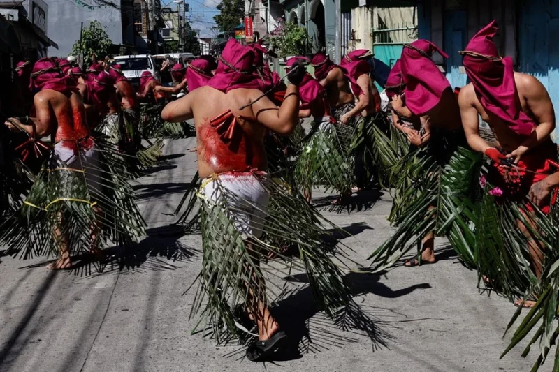 Filipinos se flagelan o clavan sus manos en madera para conmemorar crucifixión de Jesús