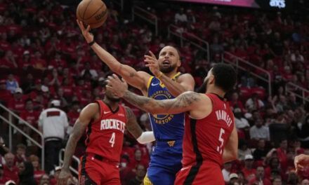 Curry anota 31 en la victoria de los Warriors sobre los Rockets en primer partido de su serie de NBA