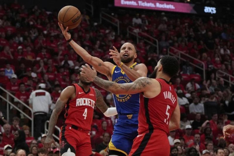 Curry anota 31 en la victoria de los Warriors sobre los Rockets en primer partido de su serie de NBA