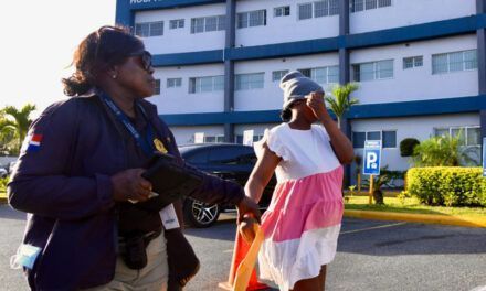 Haitianos llegan con papeles en manos a los hospitales