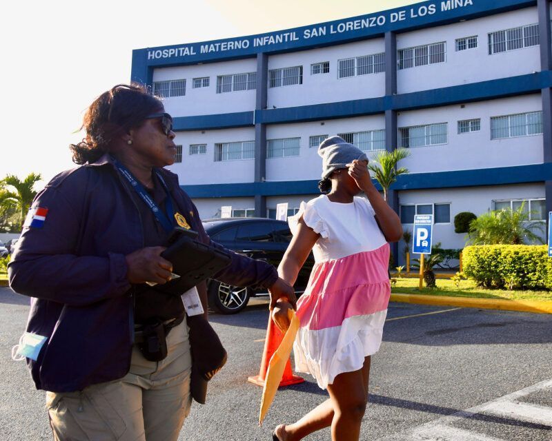 Haitianos llegan con papeles en manos a los hospitales