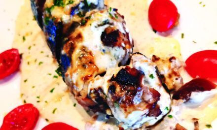 Almorzando en Santo Domingo, ¡Qué rico el pollo con queso de cabra, nueces y dátiles!