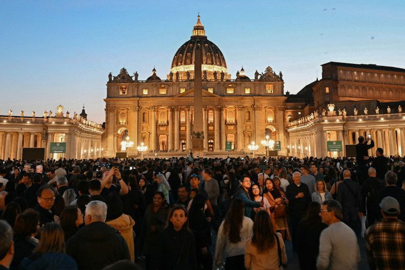 Alrededor de 20,000 fieles despiden los restos del Papa