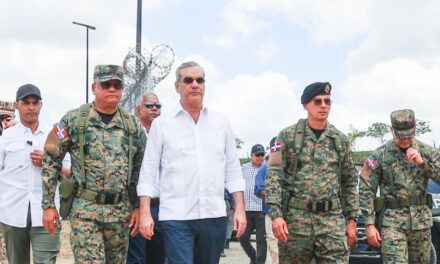 Abinader pide estricto control en frontera y advierte a militares que “dejar pasar un indocumentado es inaceptable”