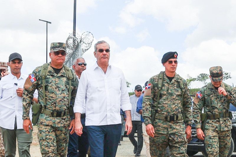 Abinader pide estricto control en frontera y advierte a militares que “dejar pasar un indocumentado es inaceptable”