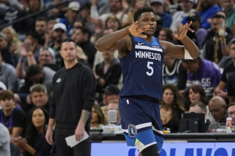 Con 29 puntos de Edward, Minnesota toma ventaja en la serie ante los Lakers