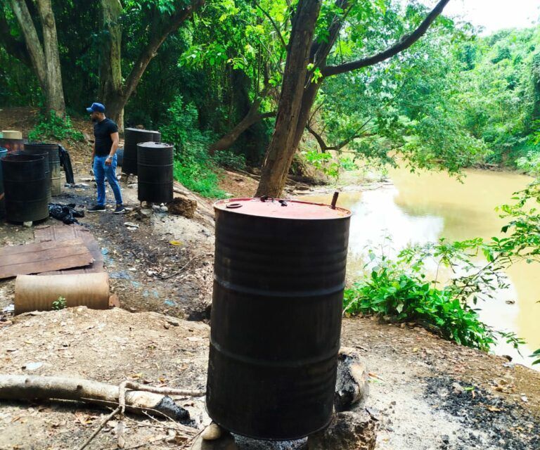 DINTEL desmantela laboratorio clandestino de bebidas alcohólicas adulteradas en Monte Plata