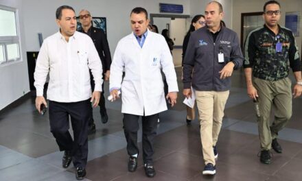 Director SNS visita pacientes ingresados en hospitales Ney Arias Lora y Darío Contreras