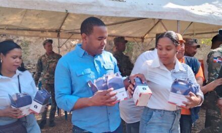 Gobernadora y alcalde de Neiba entrega de kits de emergencia